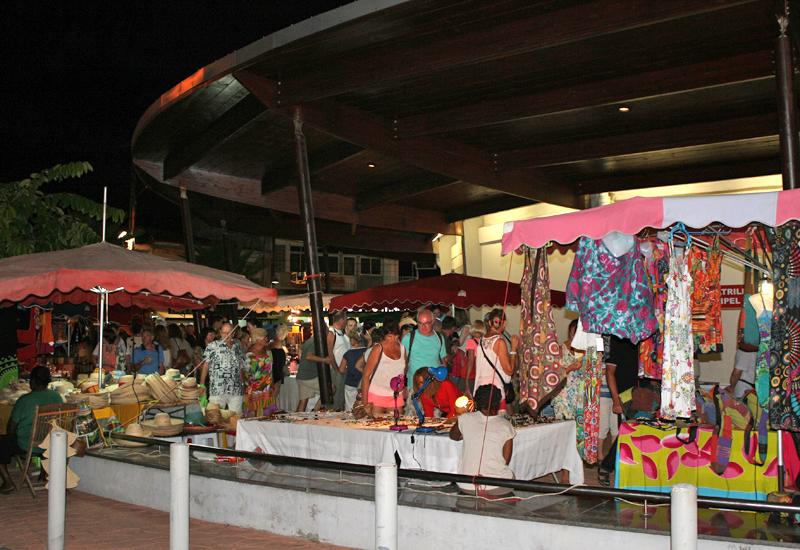  Night market. Outside, fabrics, hats, local products