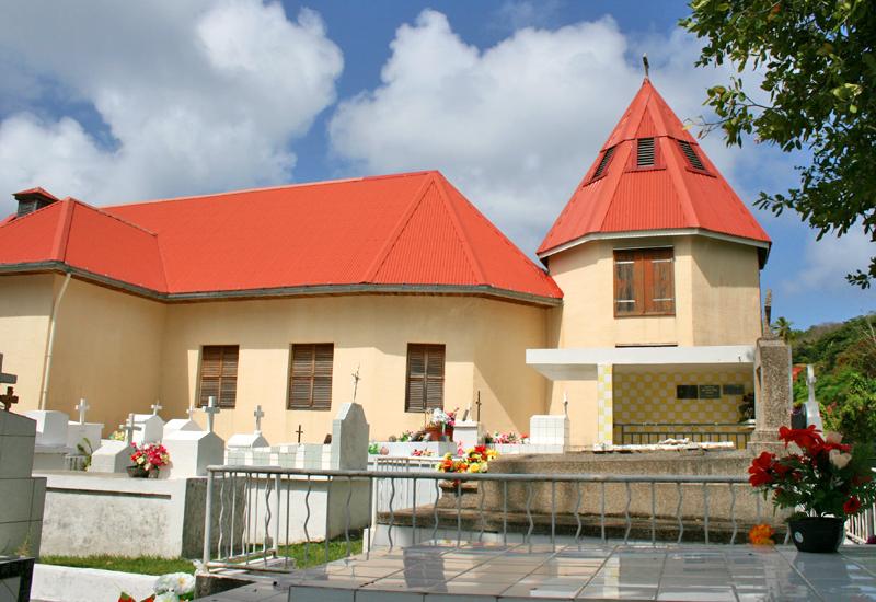 Saint Nicholas Church: leaning against the choir of the church, the octagonal bell tower