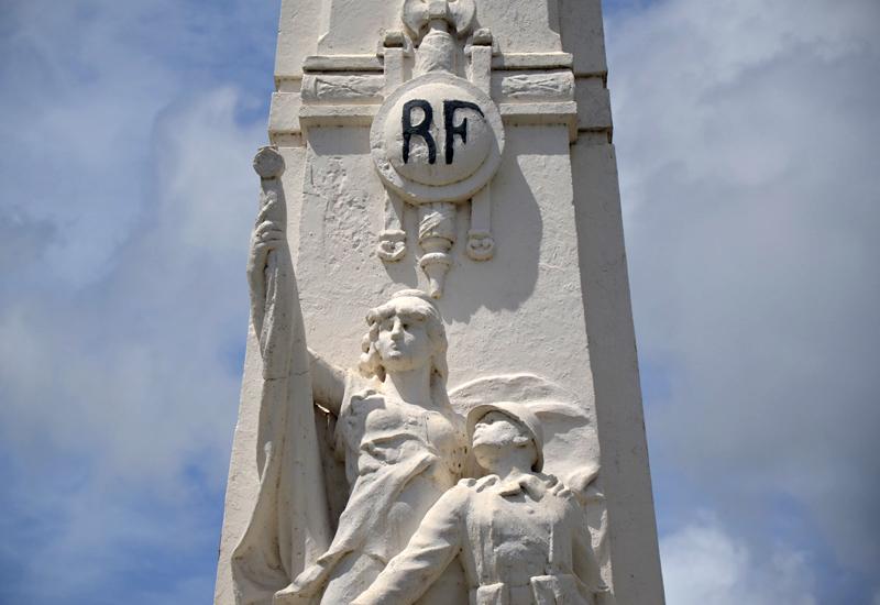 Under the RF monogram, the protective Marianne and the soldier (“the hairy“)