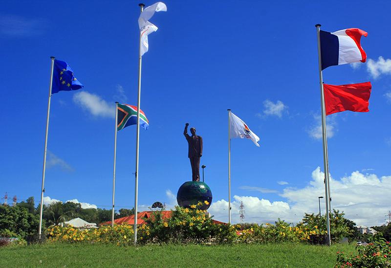 Located at the roundabout of Petit-Pérou: the statue of Nelson Mandela