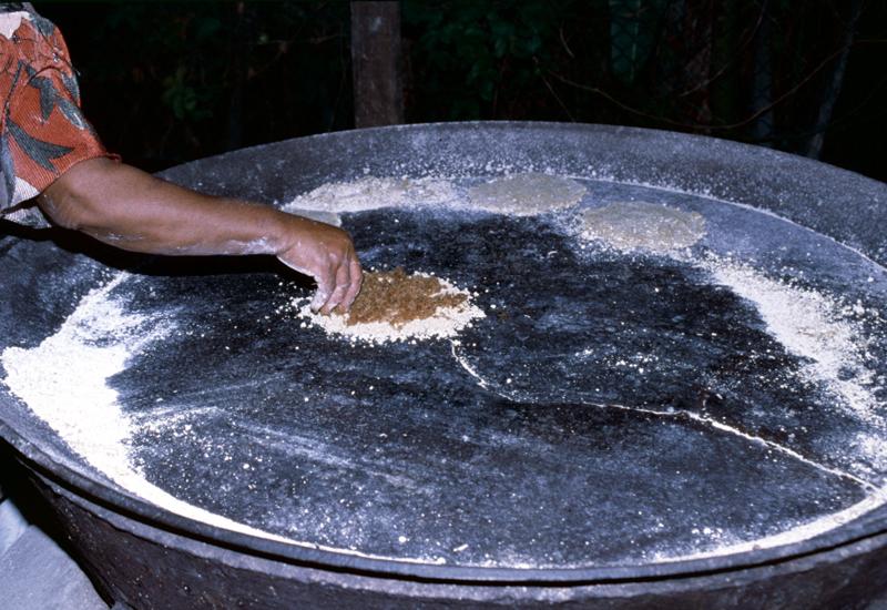 The resulting pulp is spread on large “platines” (metal griddles)