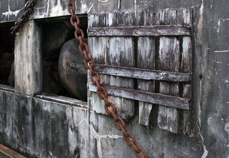 The whole, house plus stones, surrounded by ship's chains 