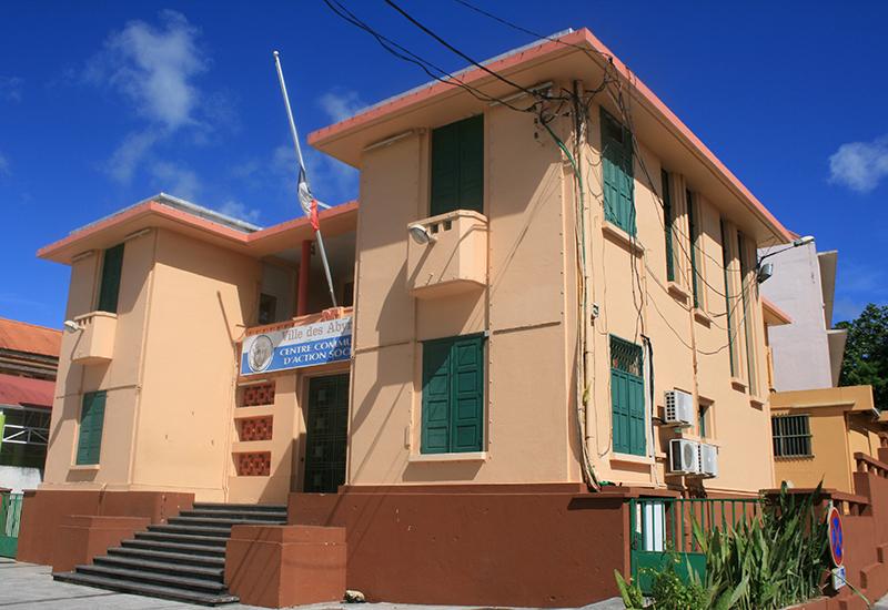 Former Town Hall of Abymes: symmetry and simple forms