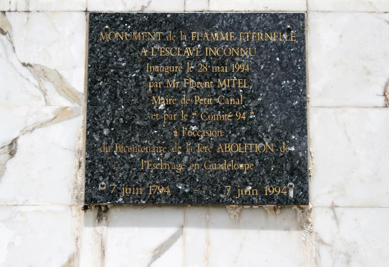  Monument of the eternal flame to the unknown slave. Inaugural plaque