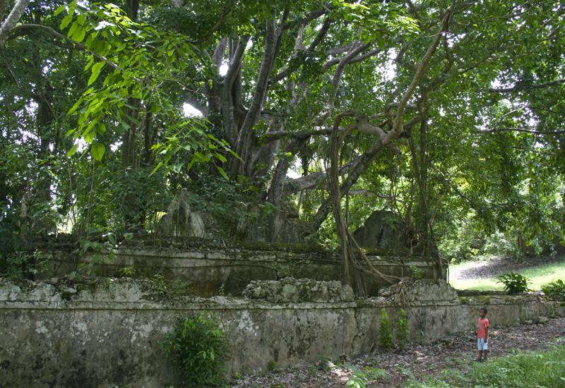 Former prison of Petit-Canal : remnants of exterior walls