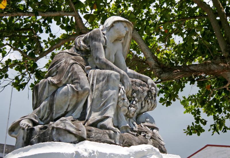  Monument to the dead - Pointe-à-Pitre: white marble, the tearful homeland