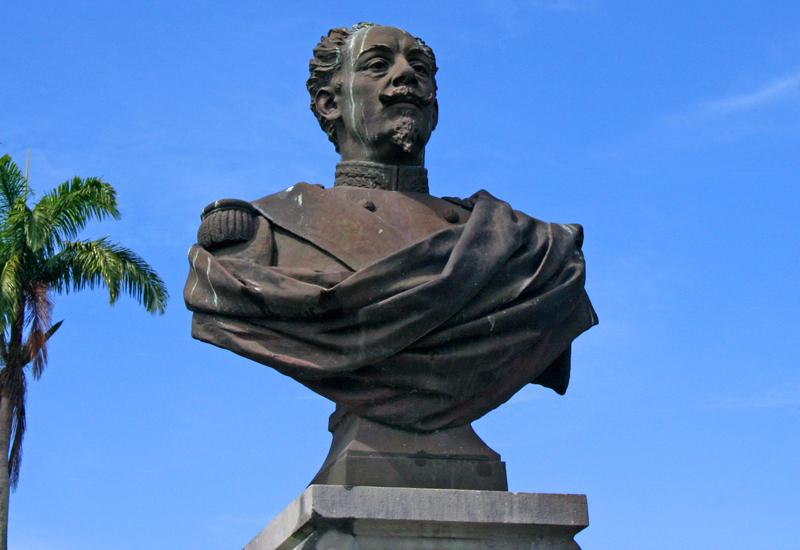 Bust of General Frébault - Pointe-à-Pitre. Prestance and authority