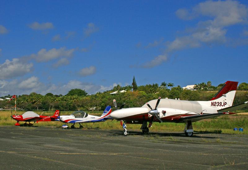 On the landing strip, the ULM Zenair 601 and Evektor and a Cessna aircraft conquest