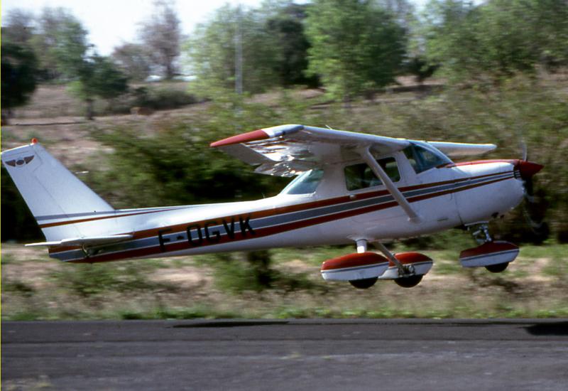 Saint-François aerodrome: take off of a Cessna 150