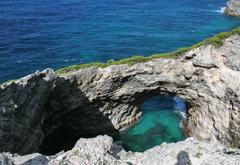 Saint-Louis, Gueule Grand Gouffre, the waves rush into this natural arch