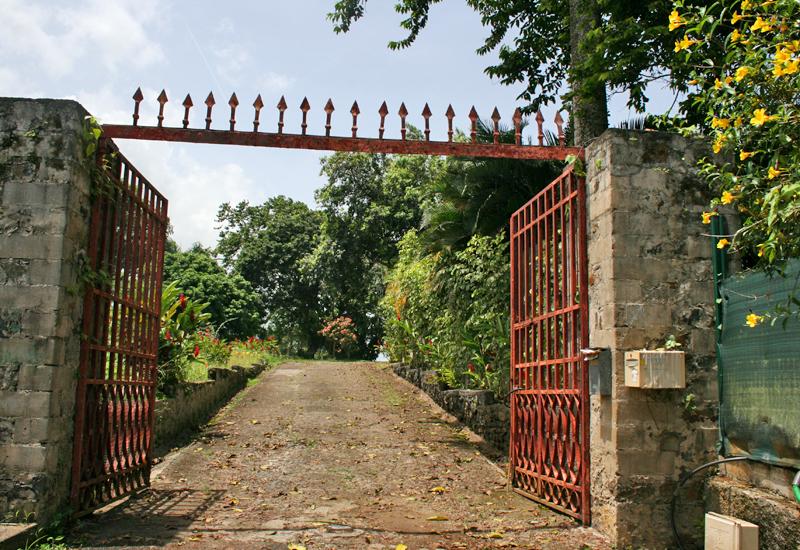 Vernou, Petit-Bourg: a beautiful gate that lets imagine a beautiful park