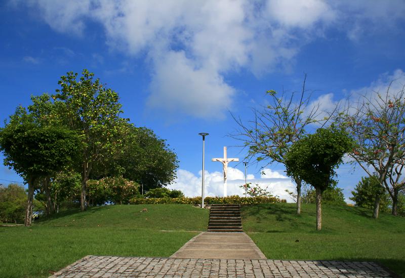 Calvary landscaped park - Le Gosier: Christ on the cross overlooking the hill