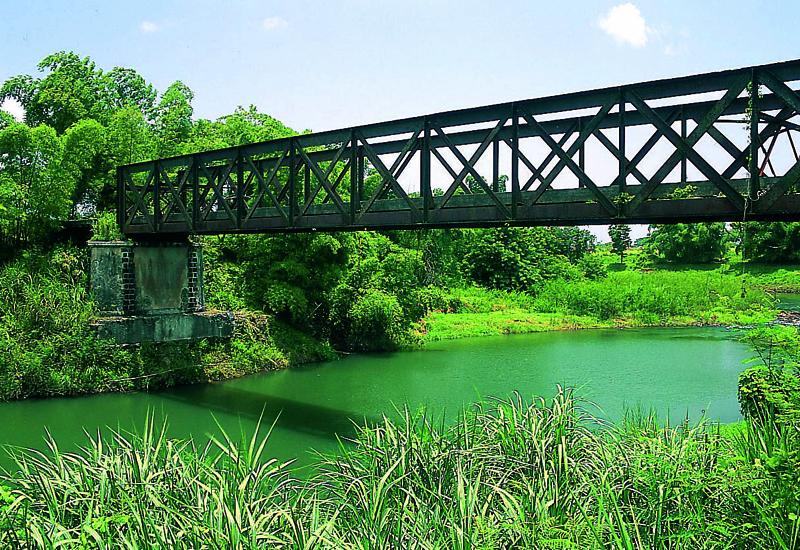 Grande rivière à Goyaves. The Moko bridge that spans the river 