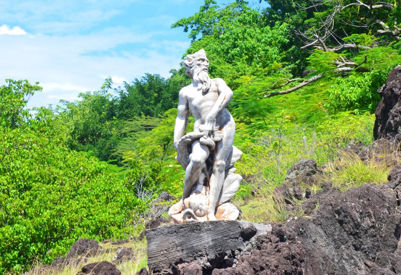 Anse des Mûriers - Terre-de-Bas, Guadeloupe: statue of Neptune