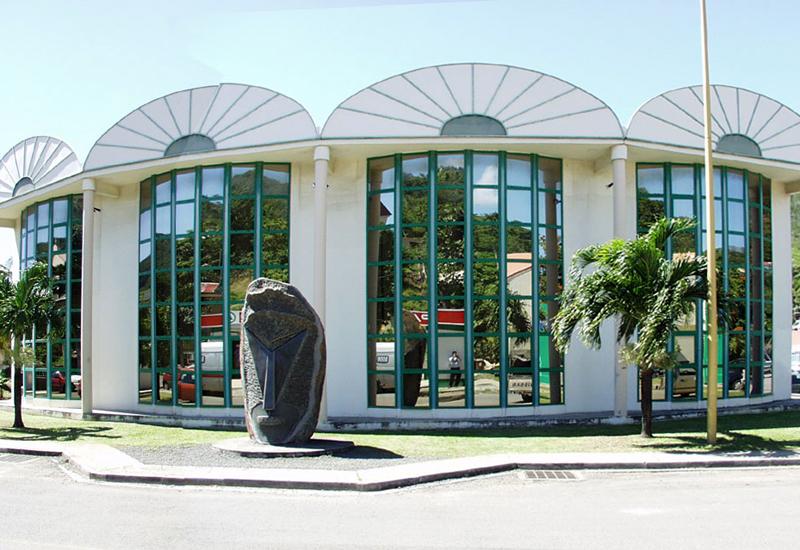 Located near the Médiathèque (media library)