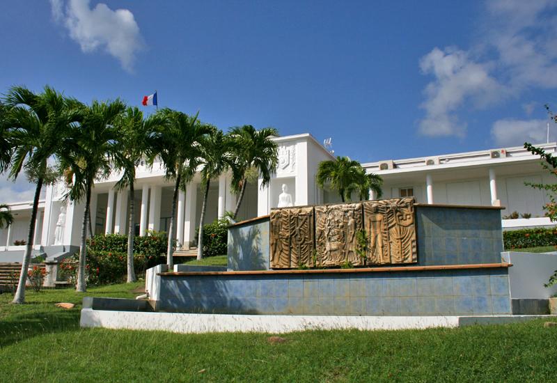 Palace of the County Council. Two Guadeloupean statues adorn the lateral niches