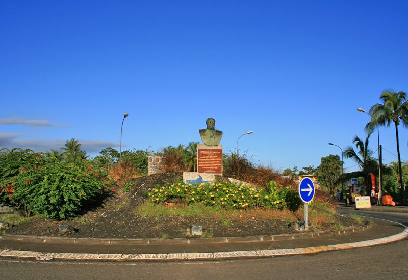 At the entrance of the city of Sainte-Rose, the bust of Félix Eboué
